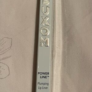 Buxom plumping lip liner in smooth spice. New in box
